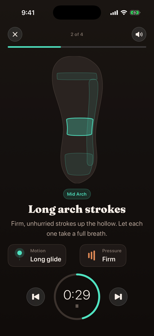 A routine in progress: the mid arch lit up on the foot map, a countdown ring, and motion and pressure badges